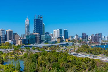 PERTH, AUSTRALIA, HAZİRAN 18, 2020: Perth 'in Skyline' ı Kings Park ve Botanik Bahçesinden izlendi, Avustralya