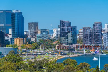 PERTH, AUSTRALYA, 18 HAZİRAN 2020: Perth, Avustralya 'daki Elizabeth rıhtımının Skyline' ı
