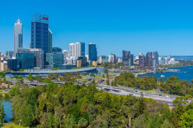 PERTH, AUSTRALIA, HAZİRAN 18, 2020: Perth 'in Skyline' ı Kings Park ve Botanik Bahçesinden izlendi, Avustralya