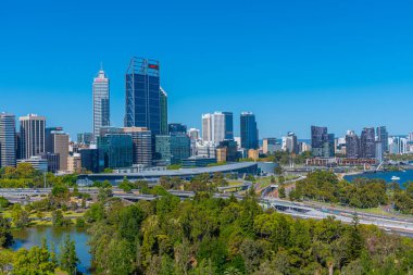 PERTH, AUSTRALIA, HAZİRAN 18, 2020: Perth 'in Skyline' ı Kings Park ve Botanik Bahçesinden izlendi, Avustralya