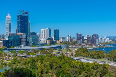 PERTH, AUSTRALIA, HAZİRAN 18, 2020: Perth 'in Skyline' ı Kings Park ve Botanik Bahçesinden izlendi, Avustralya