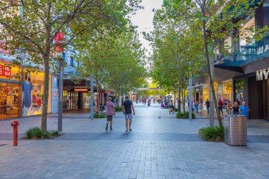 PERTH, AUSTRALYA, 18 HAZİRAN 2020: Perth, Avustralya 'da bir alışveriş caddesinin görüntüsü