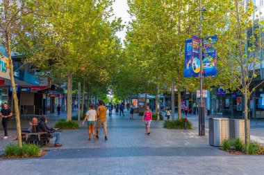 PERTH, AUSTRALYA, 18 HAZİRAN 2020: Perth, Avustralya 'da bir alışveriş caddesinin görüntüsü