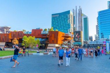 PERTH, AUSTRALYA, 18 HAZİRAN 2020: İnsanlar Perth, Avustralya 'daki Yagan Meydanı' nda geziniyorlar