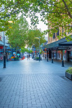 PERTH, AUSTRALYA, 18 HAZİRAN 2020: Perth, Avustralya 'da bir alışveriş caddesinin görüntüsü