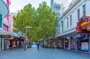 PERTH, AUSTRALYA, 18 HAZİRAN 2020: Perth, Avustralya 'da bir alışveriş caddesinin görüntüsü