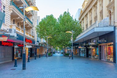 PERTH, AUSTRALYA, 18 HAZİRAN 2020: Perth, Avustralya 'da bir alışveriş caddesinin görüntüsü