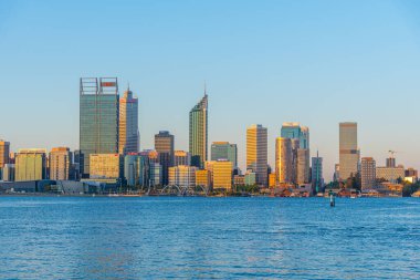 PERTH, AUSTRALYA, 18 HAZİRAN 2020: Perth 'in Kuğu Nehri' ndeki günbatımı manzarası, Avustralya