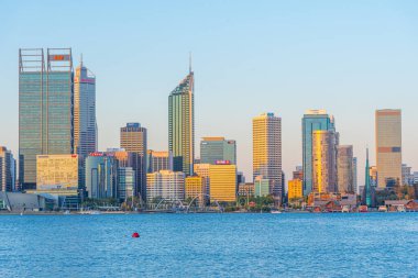 PERTH, AUSTRALYA, 18 HAZİRAN 2020: Perth 'in Kuğu Nehri' ndeki günbatımı manzarası, Avustralya