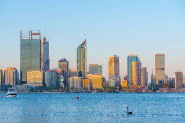 PERTH, AUSTRALYA, 18 HAZİRAN 2020: Perth 'in Kuğu Nehri' ndeki günbatımı manzarası, Avustralya
