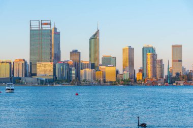 PERTH, AUSTRALYA, 18 HAZİRAN 2020: Perth 'in Kuğu Nehri' ndeki günbatımı manzarası, Avustralya