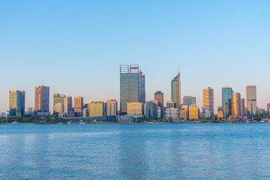 PERTH, AUSTRALYA, 18 HAZİRAN 2020: Perth 'in Kuğu Nehri' ndeki günbatımı manzarası, Avustralya