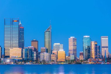 PERTH, AUSTRALYA, 18 HAZİRAN 2020: Kuğu Nehri 'nin karşısındaki Perth' in gece görüşü, Avustralya