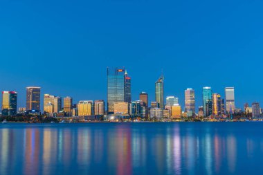PERTH, AUSTRALYA, 18 HAZİRAN 2020: Kuğu Nehri 'nin karşısındaki Perth' in gece görüşü, Avustralya
