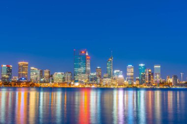 PERTH, AUSTRALYA, 18 HAZİRAN 2020: Kuğu Nehri 'nin karşısındaki Perth' in gece görüşü, Avustralya