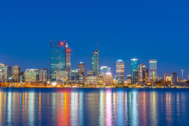 PERTH, AUSTRALYA, 18 HAZİRAN 2020: Kuğu Nehri 'nin karşısındaki Perth' in gece görüşü, Avustralya