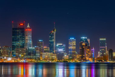 PERTH, AUSTRALYA, 18 HAZİRAN 2020: Kuğu Nehri 'nin karşısındaki Perth' in gece görüşü, Avustralya
