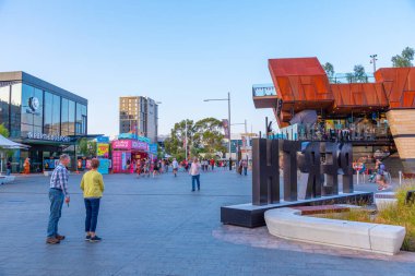 PERTH, AUSTRALYA, 19 HAZİRAN 2020: Perth, Avustralya 'daki Yagan Meydanı' nın günbatımı