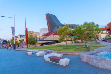 PERTH, AUSTRALYA, 19 HAZİRAN 2020: Perth, Avustralya 'daki Yagan Meydanı' nın günbatımı