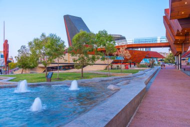 PERTH, AUSTRALYA, 19 HAZİRAN 2020: Perth, Avustralya 'daki Yagan Meydanı' nın günbatımı