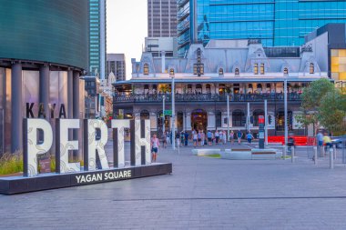 PERTH, AUSTRALYA, 19 HAZİRAN 2020: Perth, Avustralya 'daki Yagan Meydanı' nın günbatımı