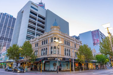 PERTH, AUSTRALYA, 19 HAZİRAN 2020: Orta Perth, Avustralya 'da bir sokağın gün batımı manzarası