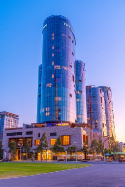 PERTH, AUSTRALYA, 19 HAZİRAN 2020: Perth, Avustralya 'daki Elizabeth rıhtımındaki otel ve ofis binalarının gece görüşü