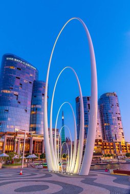 PERTH, AUSTRALYA, 19 HAZİRAN 2020: Perth, Avustralya 'daki Spanda heykelinin gece görüşü