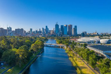 MELBOURNE, AUSTRALYA, 31 Aralık 2019: Yarra Nehri, Avustralya 'dan Melbourne silueti