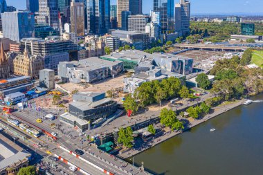 MELBOURNE, AUSTRALYA, 1 HAZİRAN 2020: Melbourne, Avustralya 'daki federasyon meydanının havadan görüntüsü