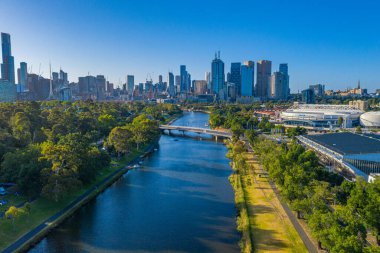 MELBOURNE, AUSTRALYA, 31 Aralık 2019: Yarra Nehri, Avustralya 'dan Melbourne silueti