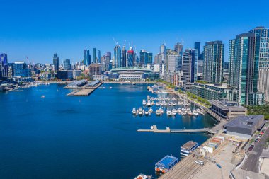 MELBOURNE, AUSTRALYA, 1 HAZİRAN 2020: Melbourne, Avustralya rıhtımlarına demirleyen tekneler