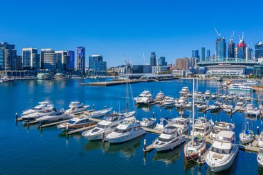 MELBOURNE, AUSTRALYA, 1 HAZİRAN 2020: Melbourne, Avustralya rıhtımlarına demirleyen tekneler