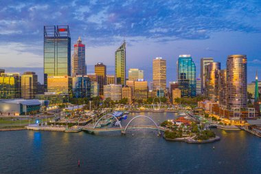 PERTH, AUSTRALYA, 17 HAZİRAN 2020: Perth, Avustralya 'daki Elizabeth rıhtımının gökyüzü manzarası