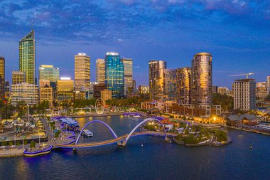 PERTH, AUSTRALYA, 17 HAZİRAN 2020: Perth, Avustralya 'daki Elizabeth rıhtımının gökyüzü manzarası