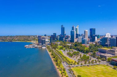 PERTH, AUSTRALYA, 17 HAZİRAN 2020: Perth şehir merkezi Kuğu Nehri 'nin nehir kenarından izlendi, Avustralya