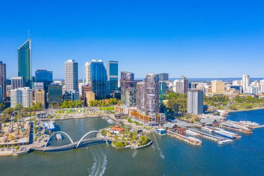 PERTH, AUSTRALYA, 16 HAZİRAN 2020: Perth, Avustralya 'daki Elizabeth rıhtımının Skyline' ı