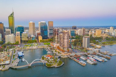 PERTH, AUSTRALYA, 17 HAZİRAN 2020: Elizabeth rıhtımının Perth, Avustralya 'daki günbatımı manzarası