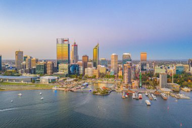 PERTH, AUSTRALYA, 17 HAZİRAN 2020: Elizabeth rıhtımının Perth, Avustralya 'daki günbatımı manzarası