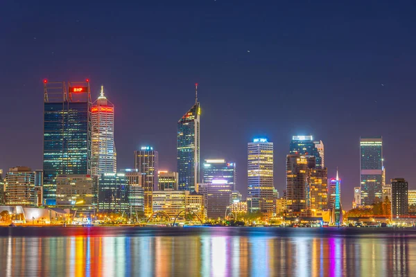 パース オーストラリア 2020年1月18日 オーストラリアのスワン川を挟んでパースの夜景 — ストック写真
