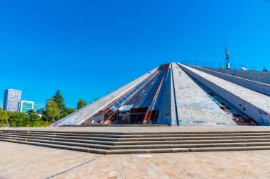 TİRAN, ALBANIA, EYLÜL 28, 2019: Arnavutluk 'ta Tiran Piramidi Kırıldı