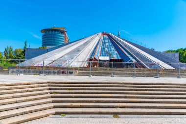 TİRAN, ALBANIA, EYLÜL 28, 2019: Arnavutluk 'ta Tiran Piramidi Kırıldı