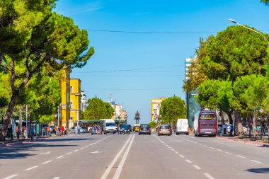 TİRAN, ALBANIA, SEPTEMBER 28 Eylül 2019: Arnavutluk 'un Tiran şehir merkezindeki bir bulvarda trafik