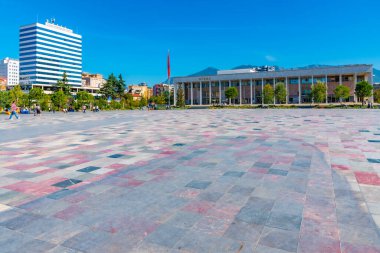TİRAN, ALBANIA, SEPTEMBER 28 Eylül 2019: Arnavutluk 'un Tiran kentindeki Skanderbeg Meydanı' ndaki kültür sarayının manzarası