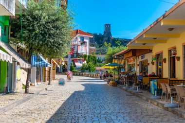 KRUJA, ALBANIA, SEPTEMBER 28 Eylül 2019: Arnavutluk 'un Kruja kentindeki bir yaya caddesinde insanlar yürüyor