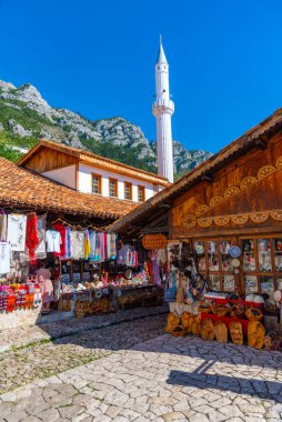 KRUJA, ALBANIA, EYLÜL 28, 2019: Arnavutluk 'un Kruja kentindeki pazarda hediyelik eşya duruyor