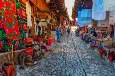 KRUJA, ALBANIA, EYLÜL 28, 2019: Arnavutluk 'un Kruja kentindeki pazarda hediyelik eşya duruyor