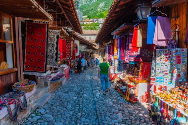KRUJA, ALBANIA, EYLÜL 28, 2019: Arnavutluk 'un Kruja kentindeki pazarda hediyelik eşya duruyor