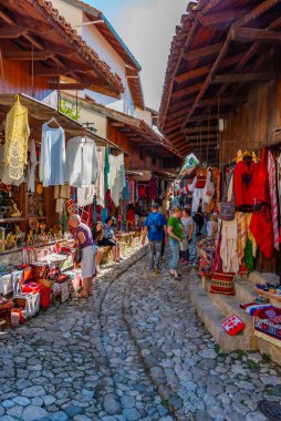 KRUJA, ALBANIA, EYLÜL 28, 2019: Arnavutluk 'un Kruja kentindeki pazarda hediyelik eşya duruyor