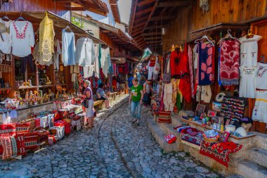 KRUJA, ALBANIA, EYLÜL 28, 2019: Arnavutluk 'un Kruja kentindeki pazarda hediyelik eşya duruyor